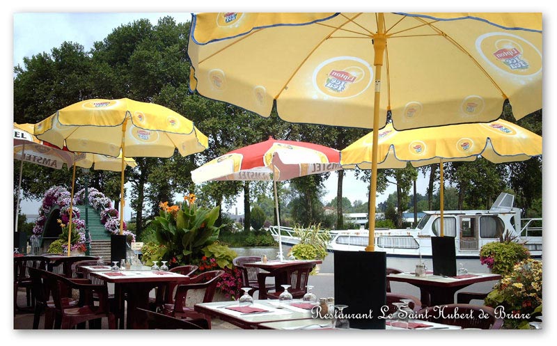 Photos of the Restaurant Le Saint-Hubert of Briare - Panoramic outdoor terrace (capacity : 30 people)