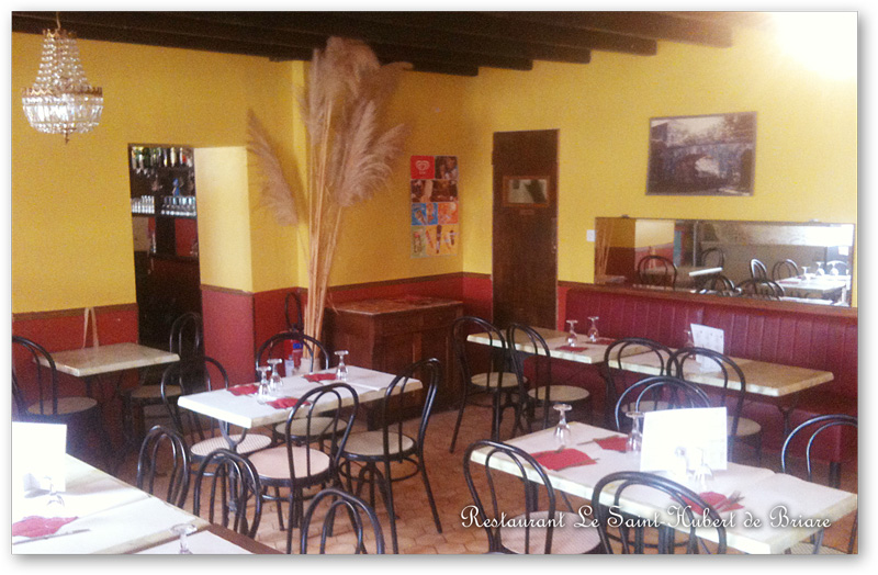 Photos du Restaurant Le Saint-Hubert de Briare - Salle restaurant (capacité : 40 couverts)